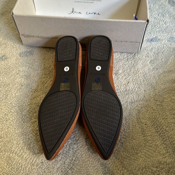 Brand new in box Rothy’s point - Fawn - retired color! - Picture 3 of 9